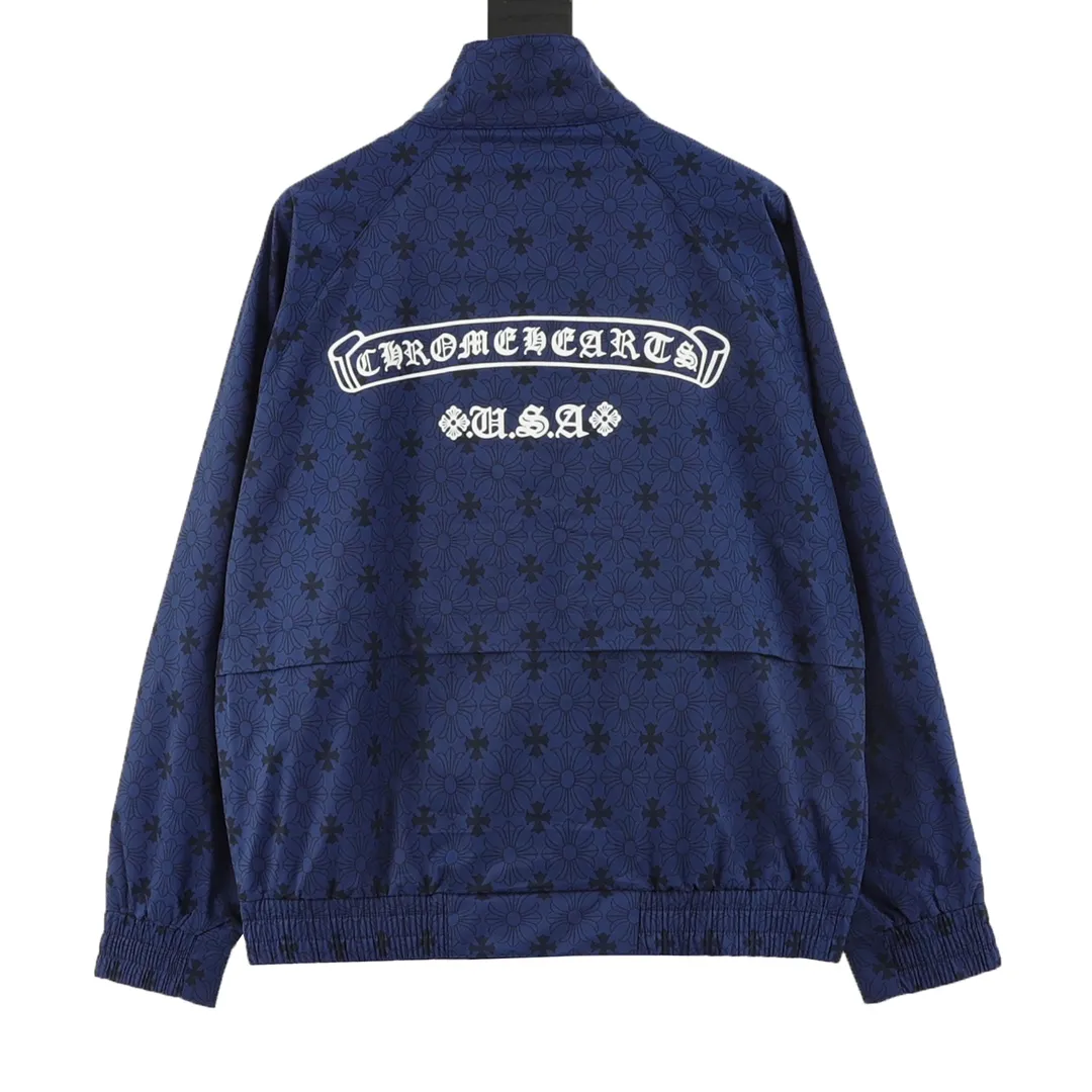 🅿️570 CH/Cro Xin Dark pattern all-over printed windbreaker jacket. The fashionable and western-style color scheme gives off a fashionable and casual temperament, rejuvenating youthful vitality! Made from customer-supplied fabrics, a real high-end product! It is not an ordinary deflationary quality. It is different from "soft and soft" fabrics. It has a delicate and soft texture, gentle and non-prickly feeling. The density of imported custom fabrics is also very tight, neat and does not change shape, always maintaining the brand's classic and rigorous image! The metal snap-type design is provided by customers, and the upper body is full of shape. It is a must-have item for quality control! size：XS-L